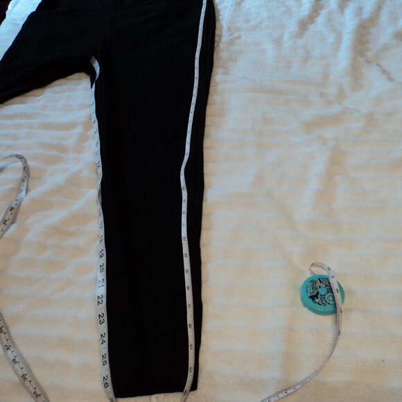 Women's Chico's 'Perfect Stretc' Pull On Black Textured Pant W/Faux Button Cuffs - Picture 3 of 4